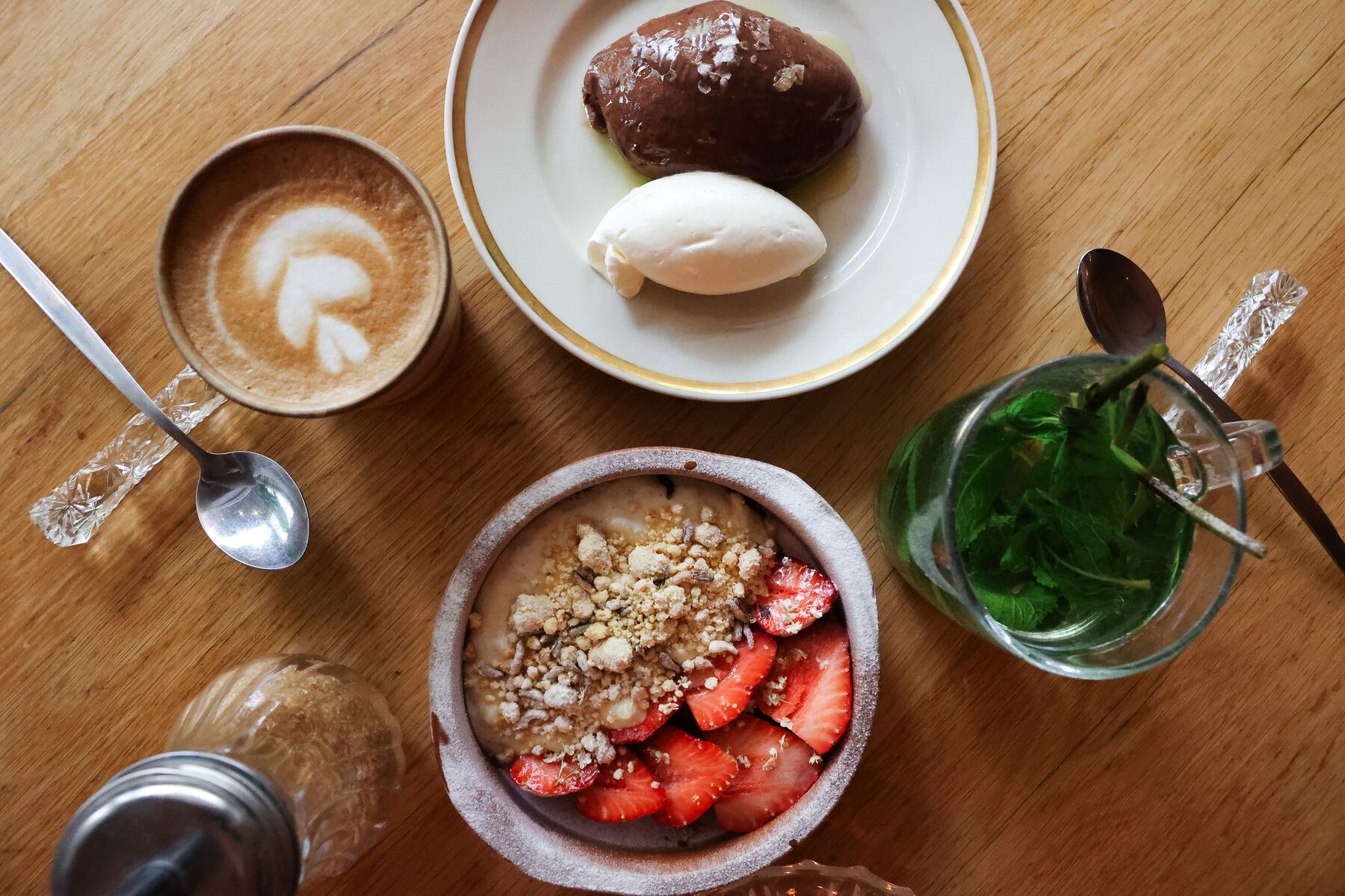 Desserts en koffie op een houten tafel