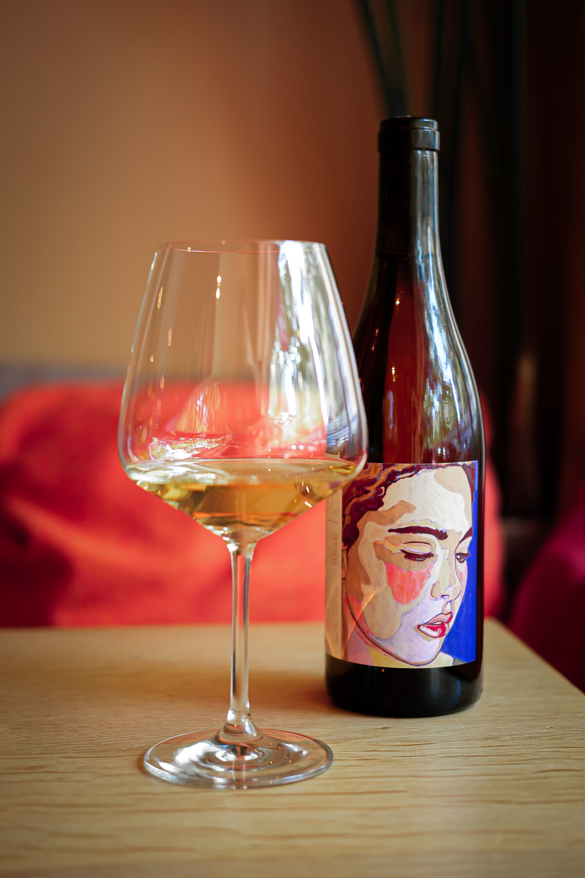 Glas witte wijn met fles